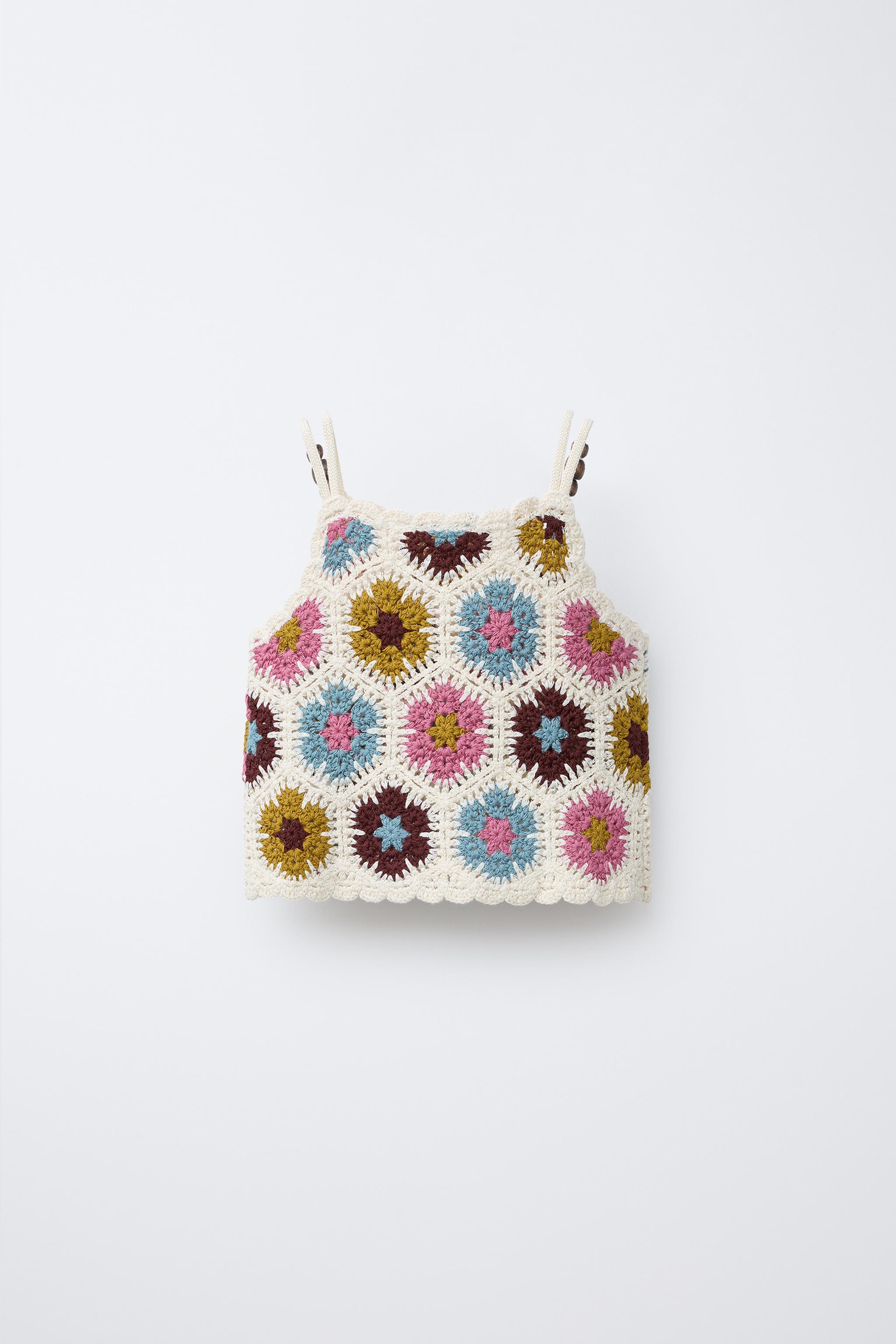 TOP EN MAILLE CROCHET À FLEURS ET FANTAISIE
